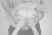 maisounaiton : ventre de femme enceinte entouré par sa famille