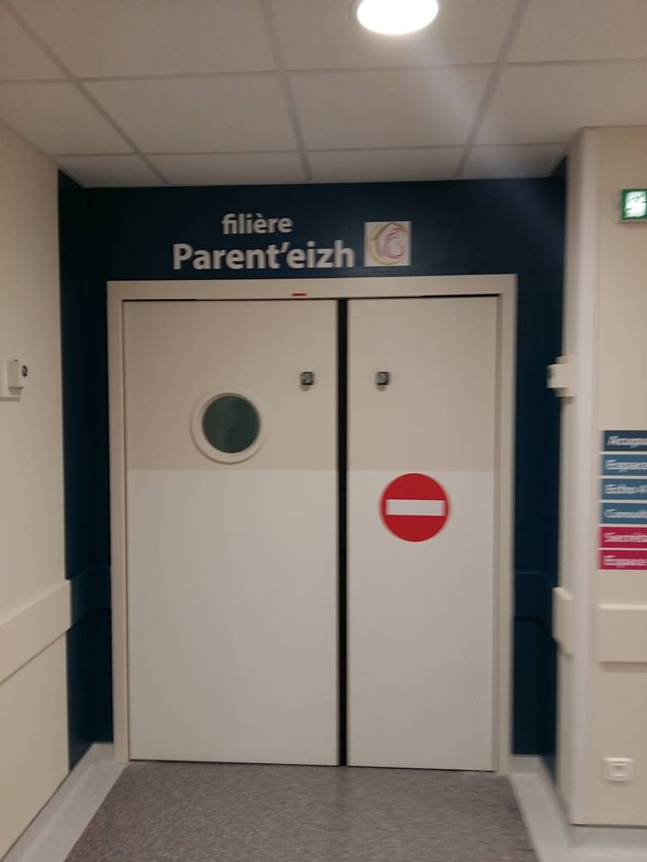 La porte d'entrée de la maison de naissance parent'eizh